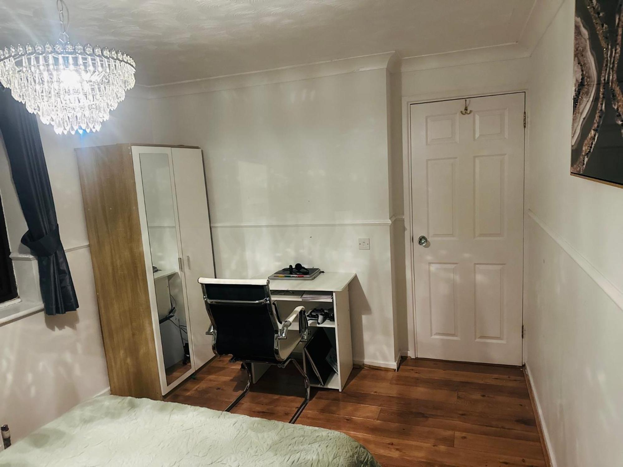 Home Away From Home Swindon Exterior foto